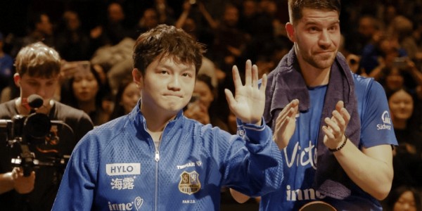 搞笑！樊振东极限救球，趴桌一幕引热议，独得2分率队3-2获胜